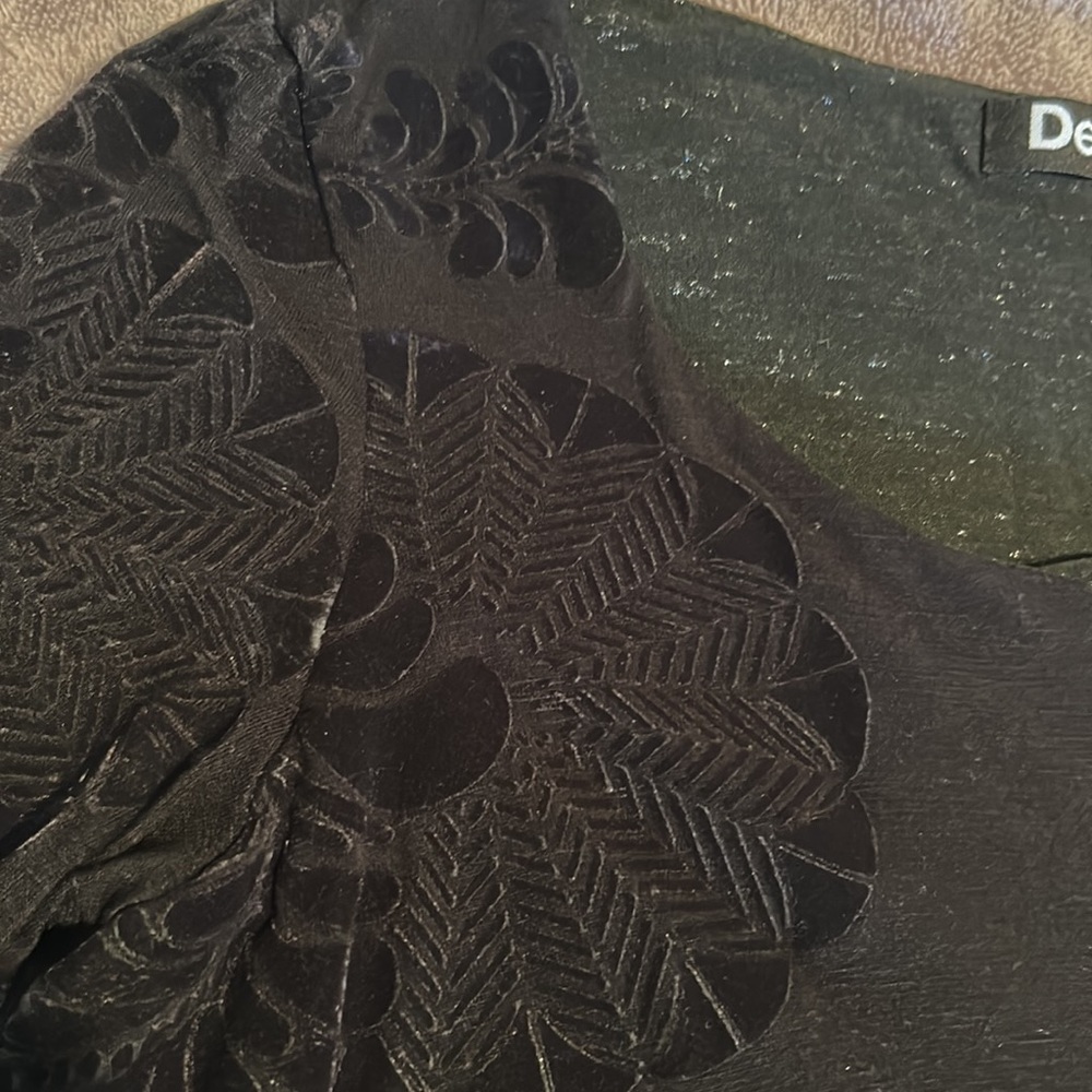 Desigual woman’s long sleeve top. Size small.